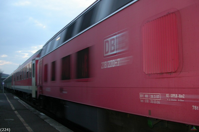Bahn 224.jpg - Ein lokbespannter Regionalzug bei der Einfahrt in Staudernheim.